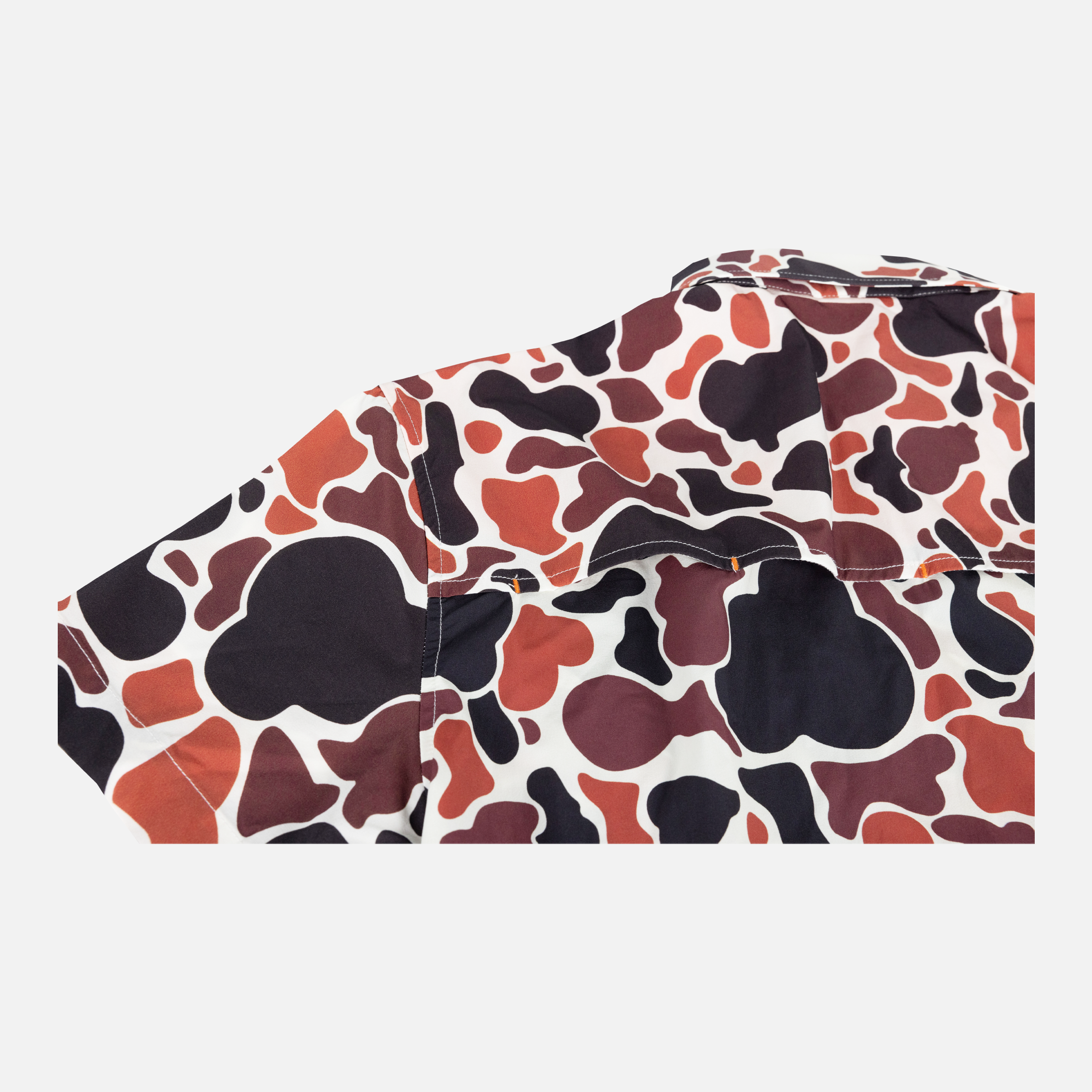 closeup rear view of Brown Camo Performance Field Shirt S/S showing rear vents